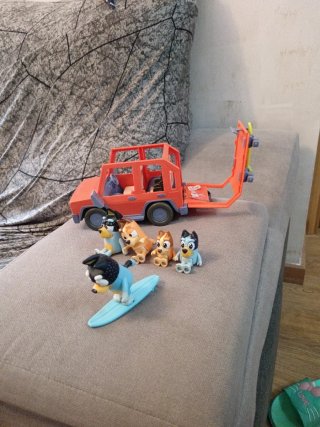 Coche de juguete Bluey y Bingo, con los padres