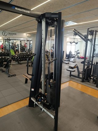 Máquina de gimnasio multiestación
