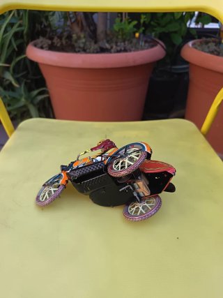 Moto con sidecar de hojalata para coleccionistas