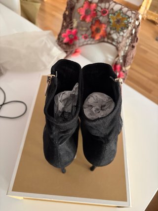 Botines de tacón alto ante negro