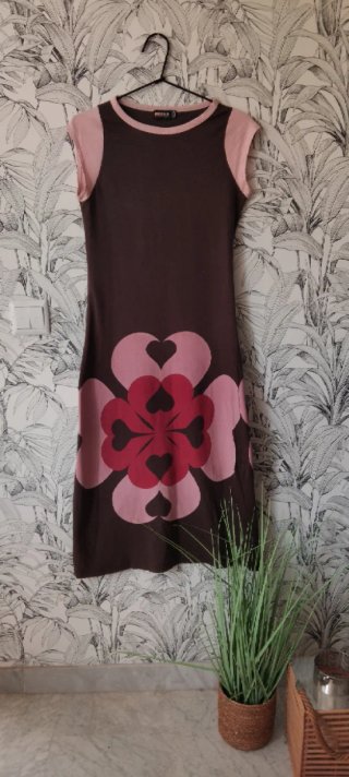Vestido marrón y rosa con estampado elástico.