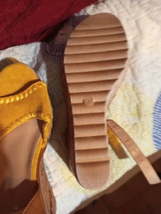 Sandalias ocre con puntilla