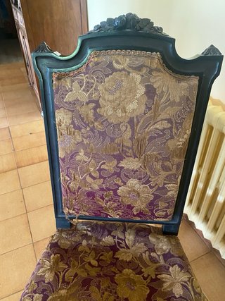 Silla antigua de caoba con tapicería floral