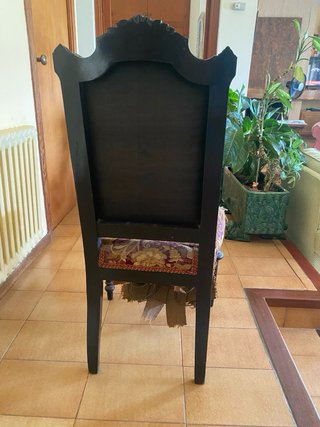 Silla antigua de caoba con tapicería floral