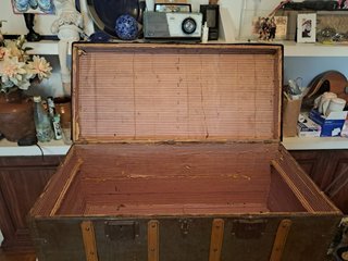 Baúl antiguo vintage de metal y madera