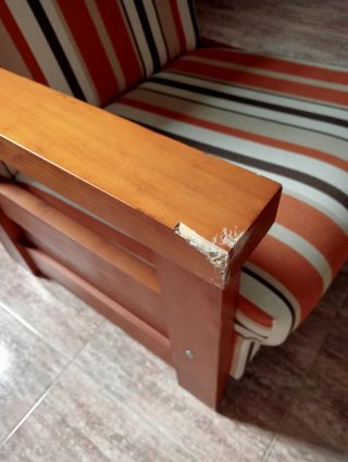 Butaca de madera con tapizado a rayas