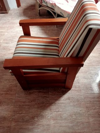 Butaca de madera con tapizado a rayas
