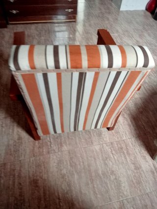 Butaca de madera con tapizado a rayas