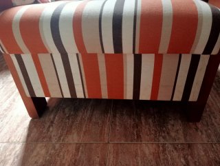 Butaca de madera con tapizado a rayas