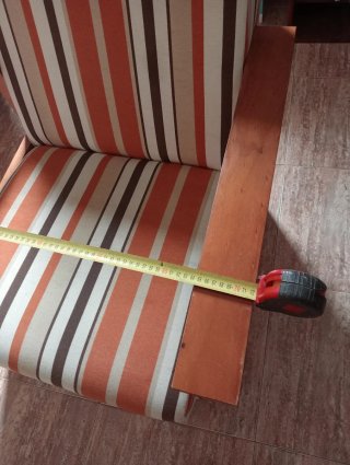 Butaca de madera con tapizado a rayas