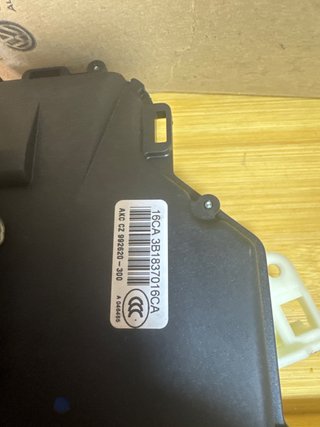 Cerradura Delantera Derecha VW 3B1837016CA