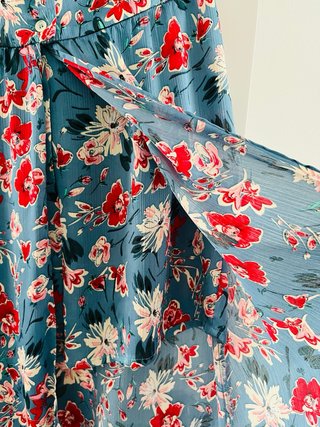 Vestido floral azul y rojo con falda abierta
