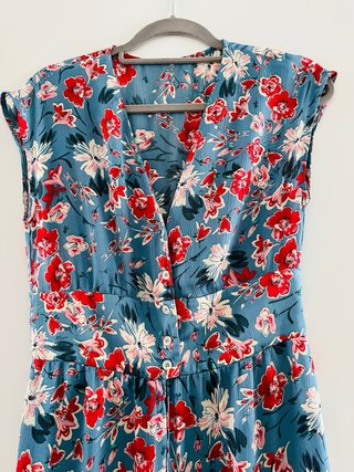 Vestido floral azul y rojo con falda abierta
