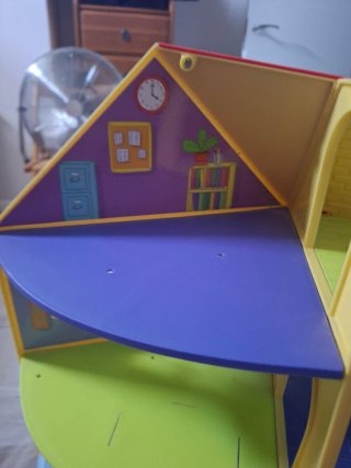 Casita de muñecas amarilla