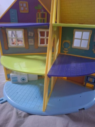 Casita de muñecas amarilla