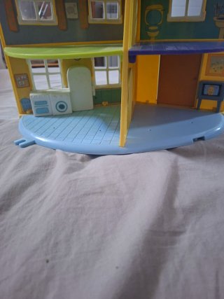 Casita de muñecas amarilla