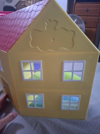 Casita de muñecas amarilla