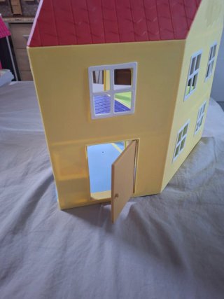 Casita de muñecas amarilla
