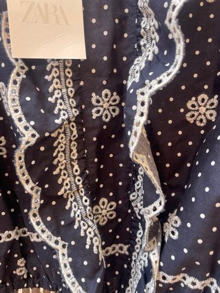 Blusa Zara bordada negra y blanca