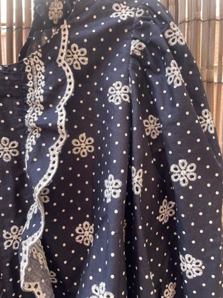 Blusa Zara bordada negra y blanca