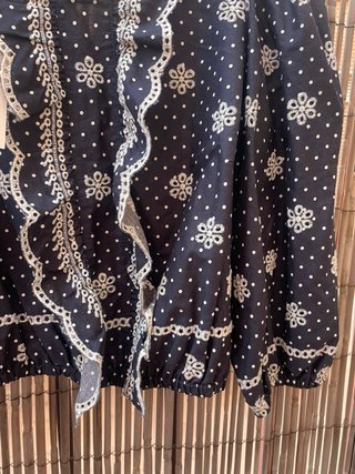 Blusa Zara bordada negra y blanca
