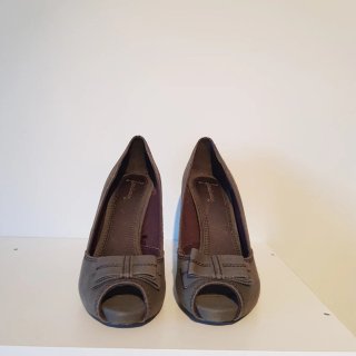 Zapatos de tacón peep toe verde caqui