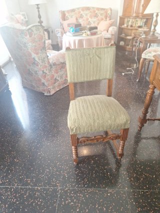 Silla antigua tapizada madera