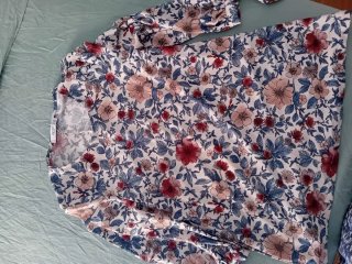 Camiseta Mango floral manga larga