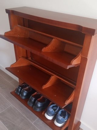 Cómoda de madera color nogal