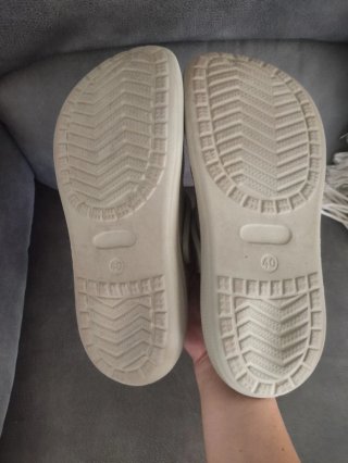 Sandalias estilo Crocs beige con adornos