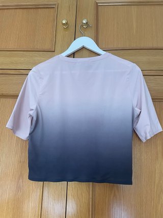 Camiseta deportiva degradado rosa y gris