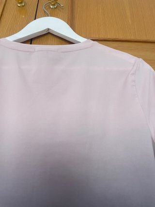 Camiseta deportiva degradado rosa y gris