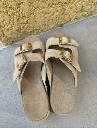 Sandalias cuña beige con hebillas
