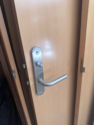 Puertas de madera con manillas