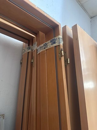 Puertas de madera con manillas
