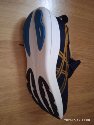 Zapatillas Asics Azul y Dorado talla 42 europea.