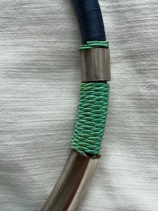 Collar rígido con cuentas verdes y azules