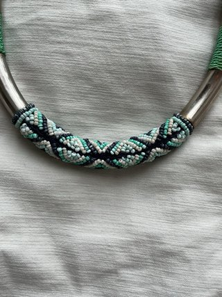 Collar rígido con cuentas verdes y azules