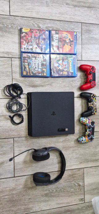 PS4 + 4 Juegos + Cascos + Mandos