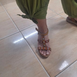Sandalias de tacón con tachuelas