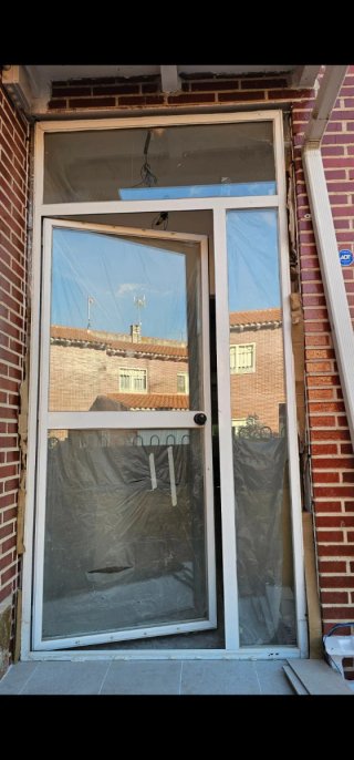 Puerta aluminio con fijo lateral y parte alta
