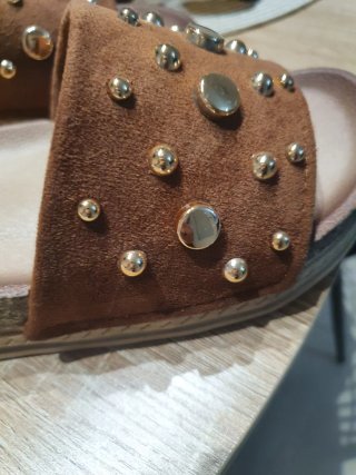 Sandalias marrones D.&.T con tachuelas