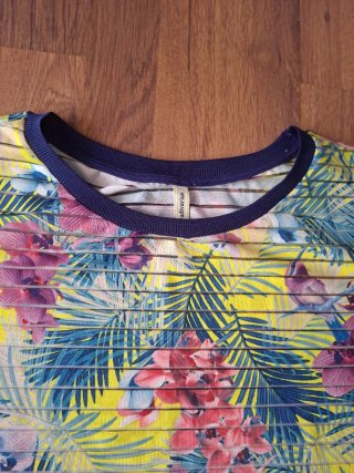 Camiseta Stradivarius floral amarilla