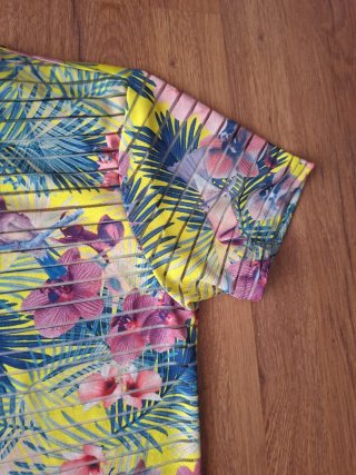 Camiseta Stradivarius floral amarilla