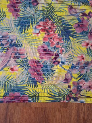 Camiseta Stradivarius floral amarilla