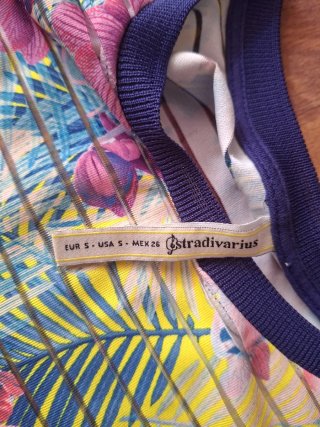 Camiseta Stradivarius floral amarilla