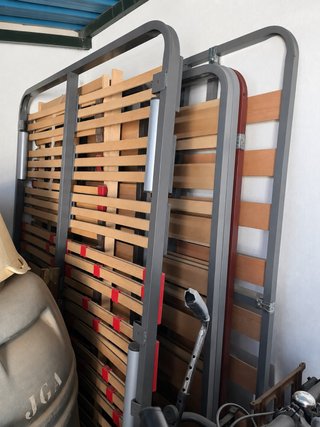Varios somieres metálicos y de madera