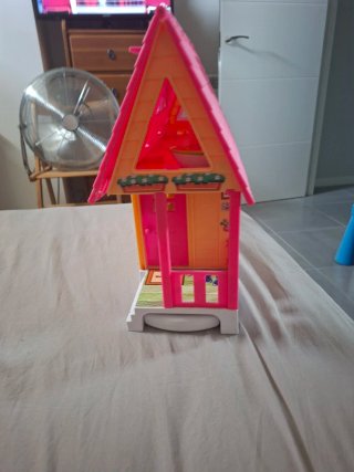 Casita de muñecas rosa y amarilla