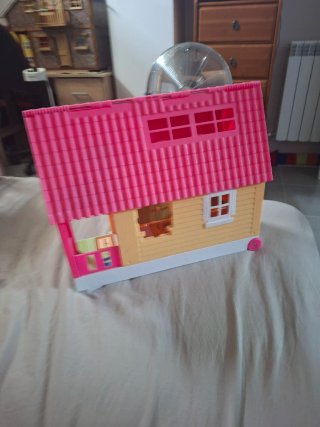 Casita de muñecas rosa y amarilla