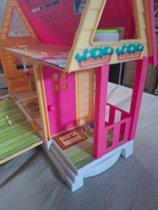 Casita de muñecas rosa y amarilla